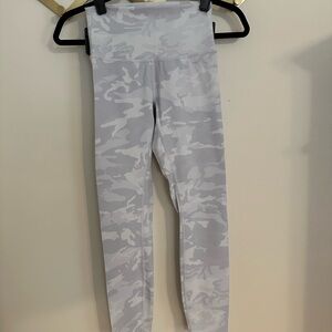 Lululemon wunder under gray camouflage leggings, 25 inch inseam, size 4